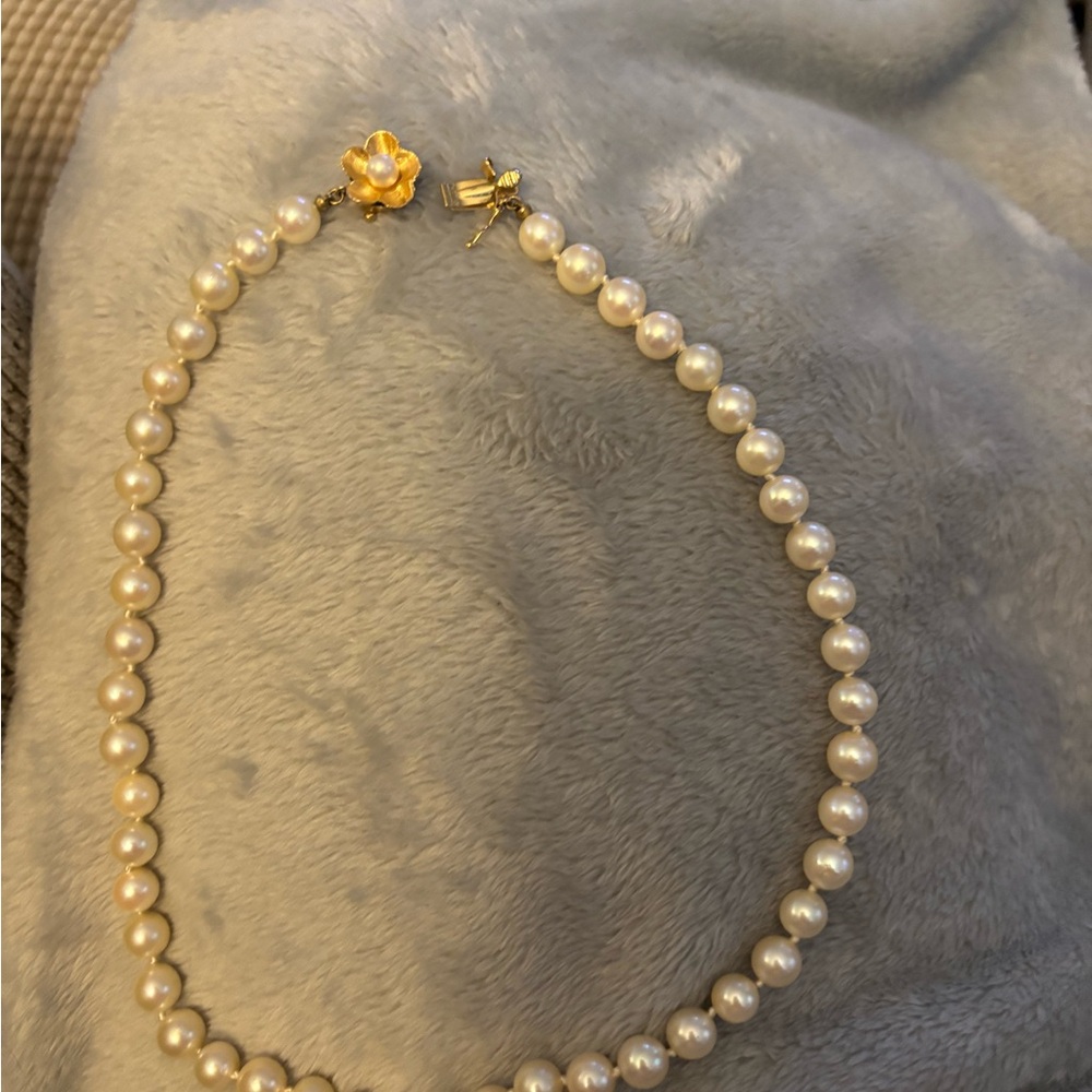 Cream and Gold Pearl Necklace with Classic Design